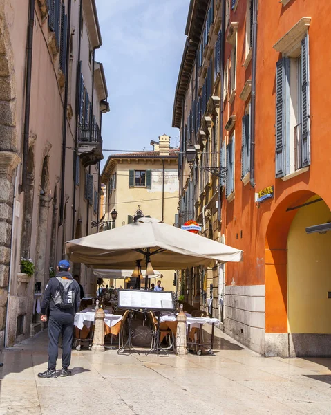 Verona Italy April 2019 Tables Picturesque Street Cafe Old City — Stock Photo, Image