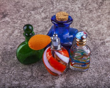 Kozmetik vintage şişelerde 