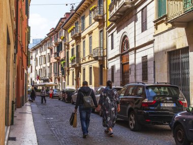 Verona, İtalya, 24 Nisan 2019 tarihinde. Eski şehirde tipik bir mimari kompleksi ile dar pitoresk sokak