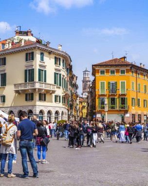 Verona, İtalya, 27 Nisan 2019 tarihinde. İnsanlar Şehrin merkezi meydanlarından biri olan Piazza Bra Meydanı'ndan geçerler.. 