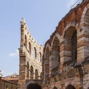 Verona, İtalya, 25 Nisan 2019 tarihinde. Şehrin başlıca turistik yerlerinden birinin mimari parçası - Arena di Verona (1. yüzyıl) Piazza Bra Meydanı'nda
