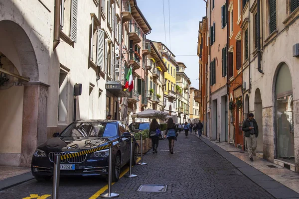 Verona Italia Abril 2019 Estrecha Pintoresca Calle Con Típico Complejo — Foto de Stock