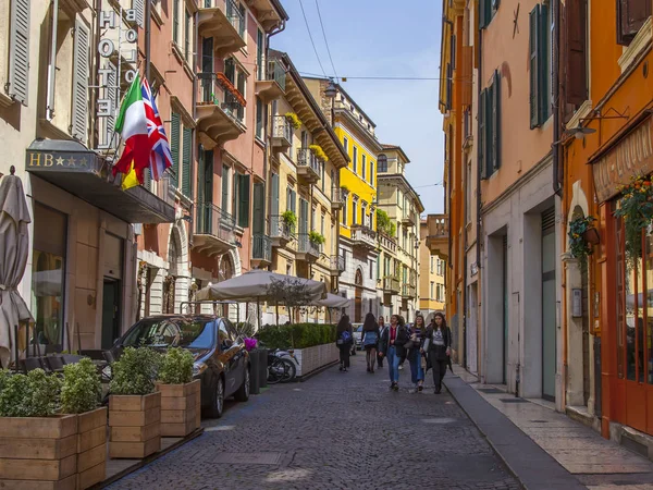Verona Itálie Dubna 2019 Úzká Malebná Ulice Typickým Architektonickým Komplexem — Stock fotografie