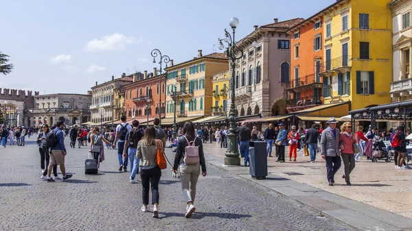 Verona Italia Abril 2019 Gente Recorre Piazza Bra Square Una — Foto de Stock