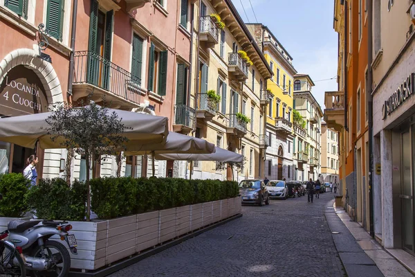 Verona Italia Abril 2019 Estrecha Pintoresca Calle Con Típico Complejo — Foto de Stock
