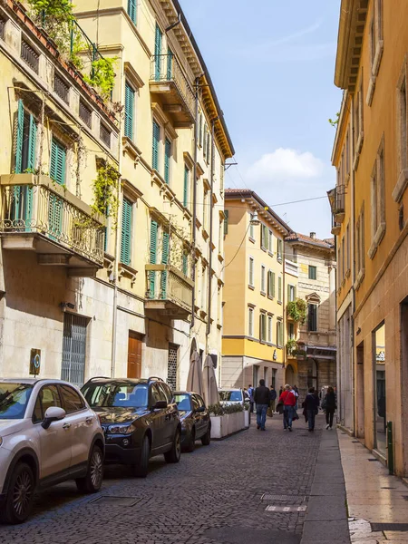 Verona Itália Abril 2019 Rua Pitoresca Estreita Com Complexo Arquitetônico — Fotografia de Stock