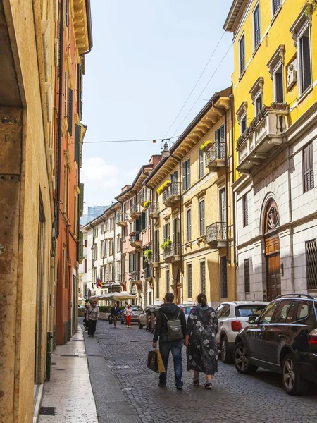 Verona Itália Abril 2019 Rua Pitoresca Estreita Com Complexo Arquitetônico — Fotografia de Stock