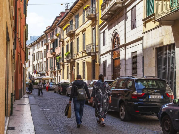 Vérone Italie Avril 2019 Étroite Rue Pittoresque Avec Complexe Architectural — Photo