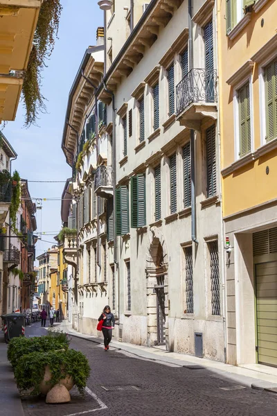 Verona Itálie Dubna 2019 Úzká Malebná Ulice Typickým Architektonickým Komplexem — Stock fotografie