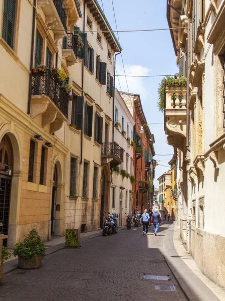 Verona Italia Abril 2019 Estrecha Pintoresca Calle Con Típico Complejo — Foto de Stock