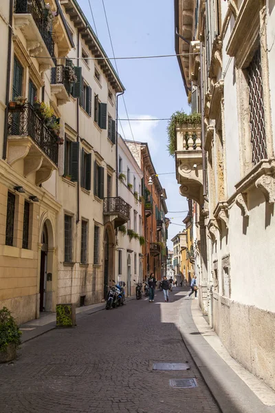 2019年4月24日 意大利维罗纳 狭窄的风景如画的街道 在老城区有典型的建筑群 — 图库照片