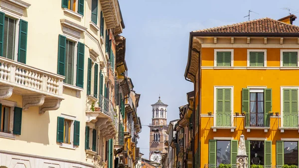 Verona Italy April 2019 Narrow Picturesque Street Typical Architectural Complex — Stock Photo, Image