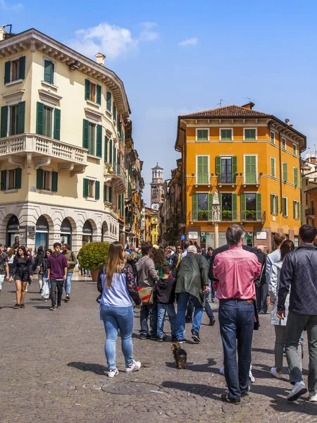 Verona Itálie Dubna 2019 Lidé Jdou Piazza Bra Square Jednom — Stock fotografie