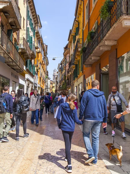 Vérone Italie Avril 2019 Étroite Rue Pittoresque Avec Complexe Architectural — Photo