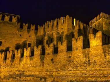Verona, İtalya, 25 Nisan 2019 tarihinde. Castelvecchio kalesinin bir koruma parçası