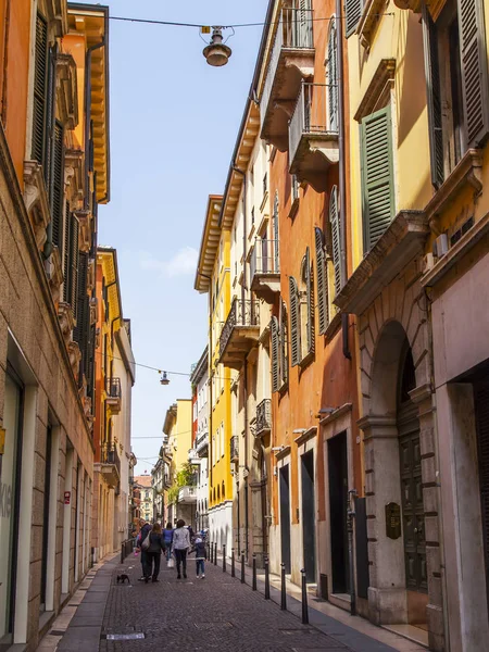 Verona Italia Abril 2019 Gente Por Estrecha Pintoresca Calle Con —  Fotos de Stock