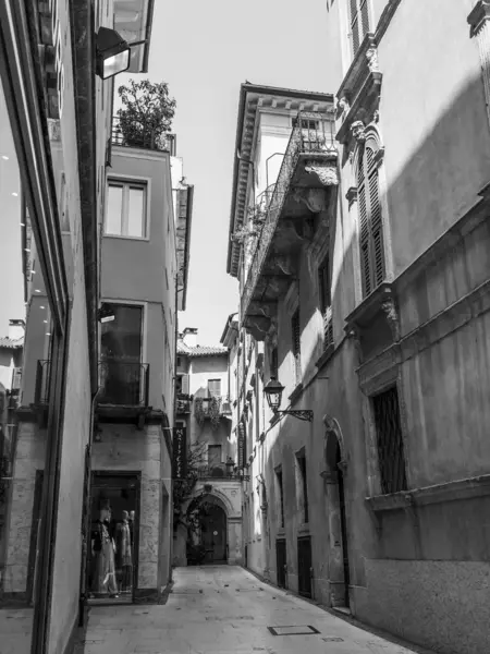 Verona Itália Abril 2019 Rua Pitoresca Estreita Com Complexo Arquitetônico — Fotografia de Stock
