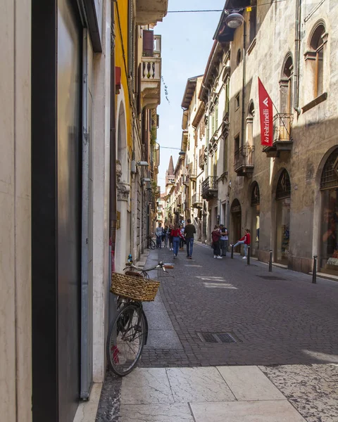 Верона Италия Апреля 2019 Года Узкая Живописная Улица Типичным Архитектурным — стоковое фото