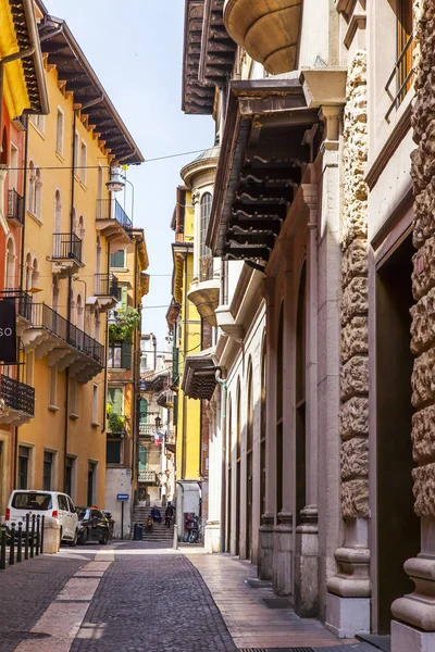 Verona Itália Abril 2019 Rua Pitoresca Estreita Com Complexo Arquitetônico — Fotografia de Stock