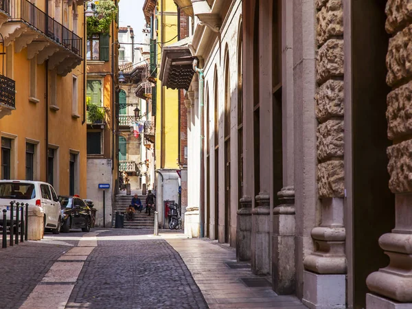 Verona, İtalya, 24 Nisan 2019 tarihinde. Eski şehirde tipik bir mimari kompleksi ile dar pitoresk sokak