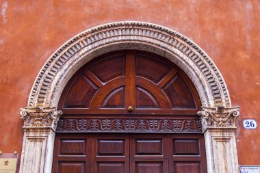 Verona, Italya, 24 Nisan 2019. Eski şehirde binanın bir cephe tipik mimari detayları. 