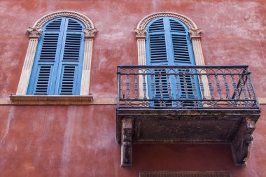 Verona, Italya, 24 Nisan 2019. Eski şehirde binanın bir cephe tipik mimari detayları. 