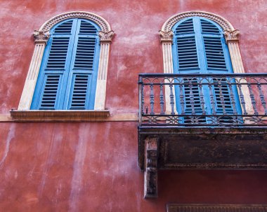 Verona, Italya, 24 Nisan 2019. Eski şehirde binanın bir cephe tipik mimari detayları. 