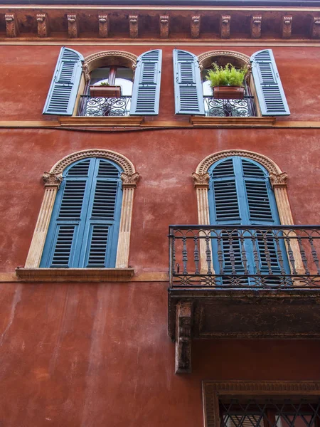 Verona Itália Abril 2019 Detalhes Arquitetônicos Típicos Uma Fachada Edifício — Fotografia de Stock