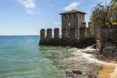 Sirmione, İtalya, 27 Nisan 2019 tarihinde. Antik Scaligero Kalesi taş kale, şehrin ana konumlar biri parçası