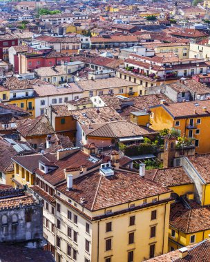 Verona, İtalya, 24 Nisan 2019 tarihinde. Torre dei Lamberti bir kule üzerinde bakış açısı ile şehir manzarası
