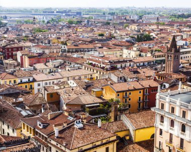 Verona, İtalya, 24 Nisan 2019 tarihinde. Torre dei Lamberti bir kule üzerinde bakış açısı ile şehir manzarası