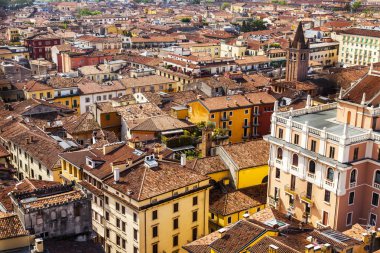 Verona, İtalya, 24 Nisan 2019 tarihinde. Torre dei Lamberti bir kule üzerinde bakış açısından şehrin havadan görünümü