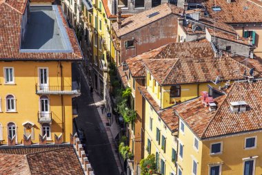 Verona, İtalya, 24 Nisan 2019 tarihinde. Torre dei Lamberti bir kule üzerinde bakış açısından şehrin havadan görünümü