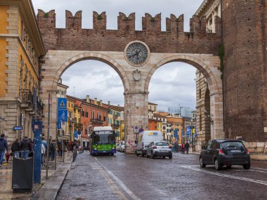 Verona, İtalya, 25 Nisan 2019 tarihinde. Portoni della Bra antik şehir kapısı (15. yüzyıl) 