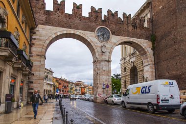 Verona, İtalya, 25 Nisan 2019 tarihinde. Portoni della Bra antik şehir kapısı (15. yüzyıl) 