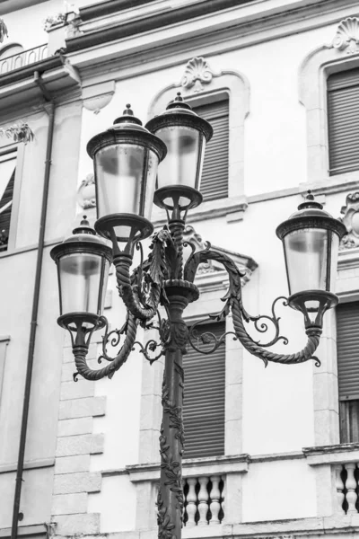 Verona Itália Abril 2019 Uma Bela Luz Rua Piazza Bra — Fotografia de Stock