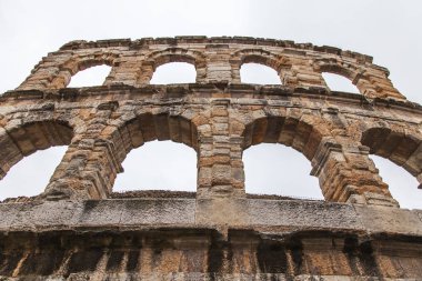 Verona, İtalya, 25 Nisan 2019 tarihinde. Şehrin başlıca turistik yerlerinden birinin mimari parçası - Arena di Verona (1. yüzyıl) Piazza Bra Meydanı'nda