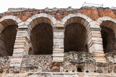 Verona, İtalya, 25 Nisan 2019 tarihinde. Şehrin başlıca turistik yerlerinden birinin mimari parçası - Arena di Verona (1. yüzyıl) Piazza Bra Meydanı'nda