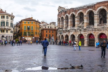 Verona, İtalya, 25 Nisan 2019 tarihinde. Şehrin başlıca turistik yerlerinden birinin mimari parçası - Arena di Verona (1. yüzyıl) Piazza Bra Meydanı'nda