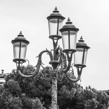 Verona, İtalya, 27 Nisan 2019 tarihinde. Piazza Bra Meydanı'nda güzel bir sokak lambası, şehrin merkezi meydanlarından biri. 