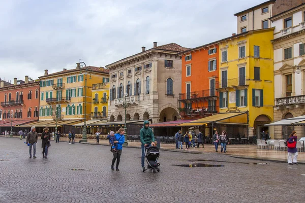 Verona Italia Abril 2019 Gente Por Piazza Bra Square Una — Foto de Stock