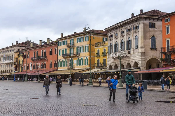 Verona Italia Abril 2019 Gente Por Piazza Bra Square Una — Foto de Stock