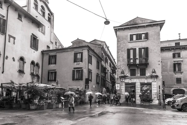 2019年4月24日 イタリアのヴェローナ 旧市街の典型的な建築コンプレックスを持つ美しい通り — ストック写真