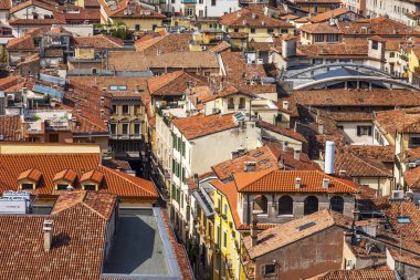 Verona, İtalya, 24 Nisan 2019 tarihinde. Torre dei Lamberti bir kule üzerinde bakış açısından şehir manzarası hava