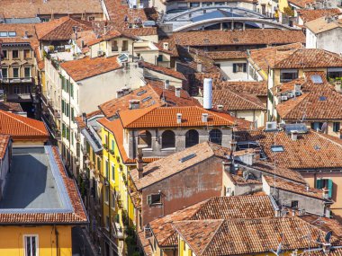 Verona, İtalya, 24 Nisan 2019 tarihinde. Torre dei Lamberti bir kule üzerinde bakış açısından şehir manzarası hava