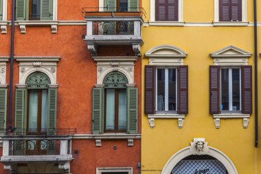 Verona, Italya, 24 Nisan 2019. Eski şehirde binanın bir cephe tipik mimari detayları. 