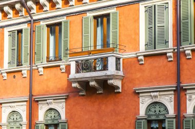 Verona, Italya, 24 Nisan 2019. Eski şehirde binanın bir cephe tipik mimari detayları. 