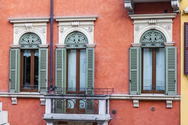 Verona, Italya, 24 Nisan 2019. Eski şehirde binanın bir cephe tipik mimari detayları. 