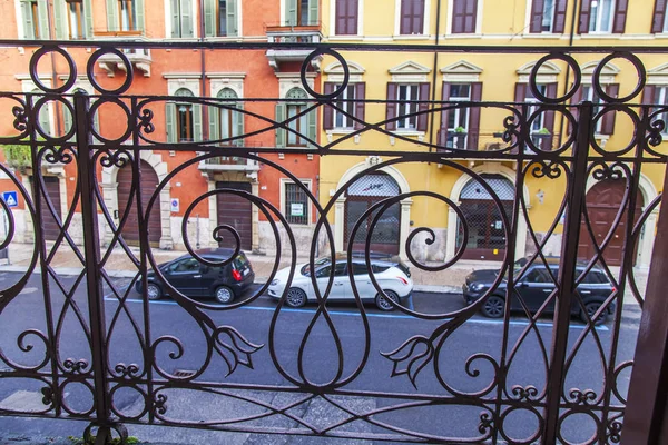 2019年4月24日 イタリアのヴェローナ バルコニーのオープンワーク格子を通して街の通りの眺め — ストック写真