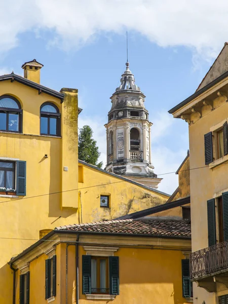 Βερόνα Ιταλία Απριλίου 2019 Τυπικές Αρχιτεκτονικές Λεπτομέρειες Μιας Πρόσοψης Του — Φωτογραφία Αρχείου
